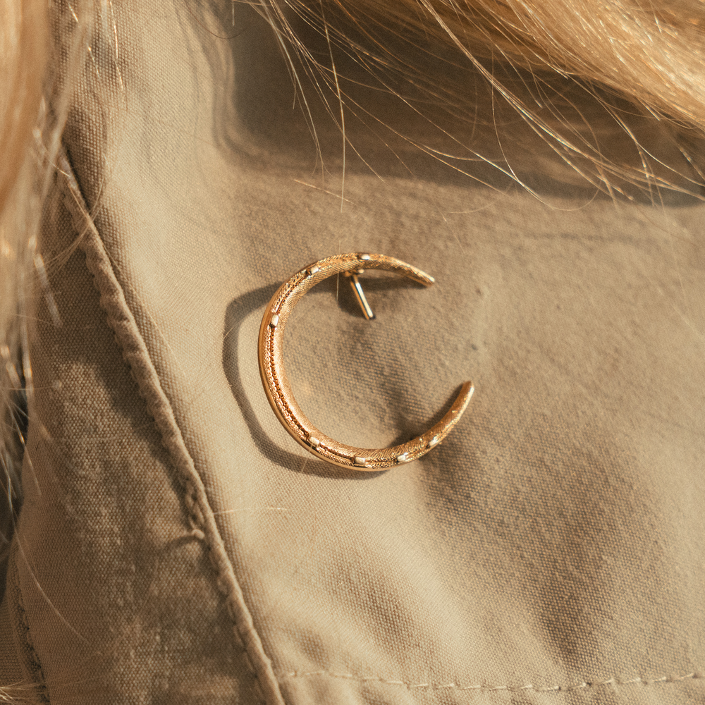 Textured Horseshoe Brooch - Consider the Wldflwrs
